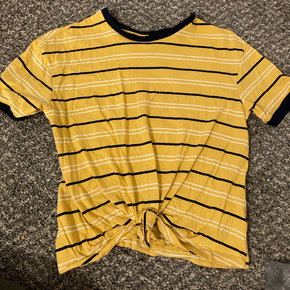Mustard yellow crop top T-shirt with tie in the front